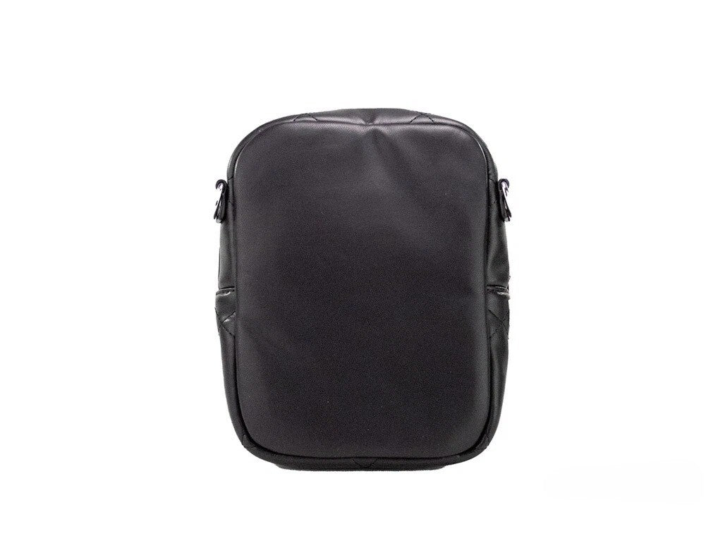 حقيبة يد كروس بودي Marc Jacobs Pillow الصغيرة المصنوعة من الجلد الناعم المبطن باللون الأسود